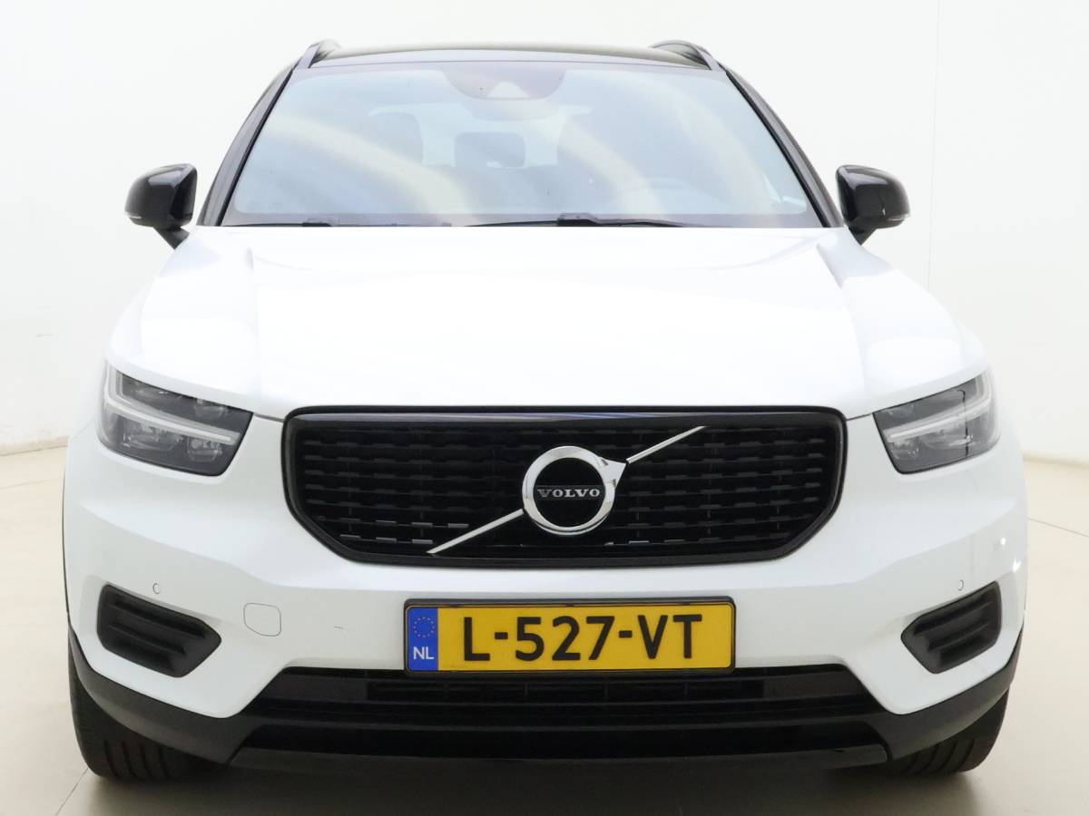 Volvo XC40 Volvo XC40 T2 130pk Automaat R-Design / Stoel + Stuurw. Verwarming / Getint Glas / DAB / Apple Carplay / PDC + Camera / 18” / Trekhaak / Keyless /
