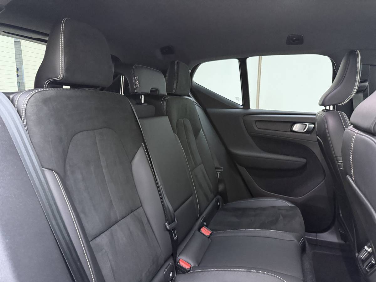 Volvo XC40 Volvo XC40 T2 130pk Automaat R-Design / Stoel + Stuurw. Verwarming / Getint Glas / DAB / Apple Carplay / PDC + Camera / 18” / Trekhaak / Keyless /
