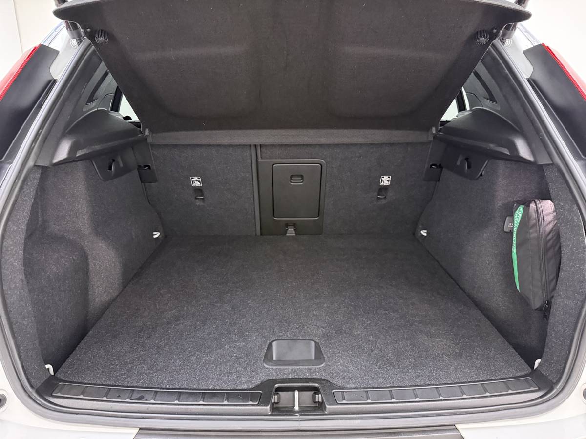 Volvo XC40 Volvo XC40 T2 130pk Automaat R-Design / Stoel + Stuurw. Verwarming / Getint Glas / DAB / Apple Carplay / PDC + Camera / 18” / Trekhaak / Keyless /