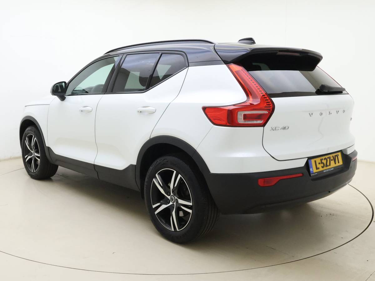 Volvo XC40 Volvo XC40 T2 130pk Automaat R-Design / Stoel + Stuurw. Verwarming / Getint Glas / DAB / Apple Carplay / PDC + Camera / 18” / Trekhaak / Keyless /