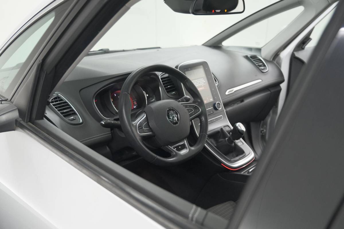 Renault Scénic Renault Scénic TCe 140 Intens | Trekhaak | Camera | Panoramadak | Navigatie