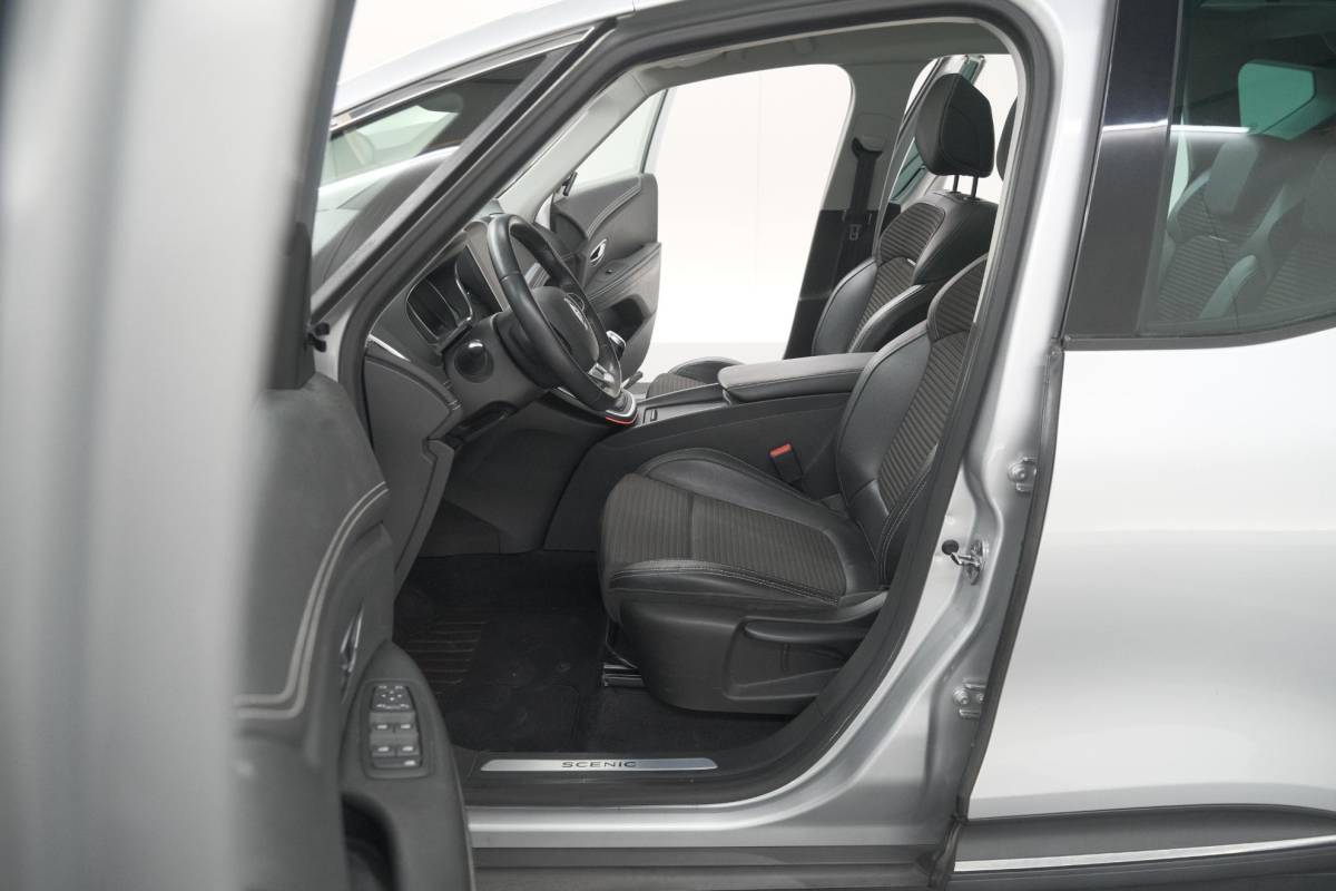 Renault Scénic Renault Scénic TCe 140 Intens | Trekhaak | Camera | Panoramadak | Navigatie