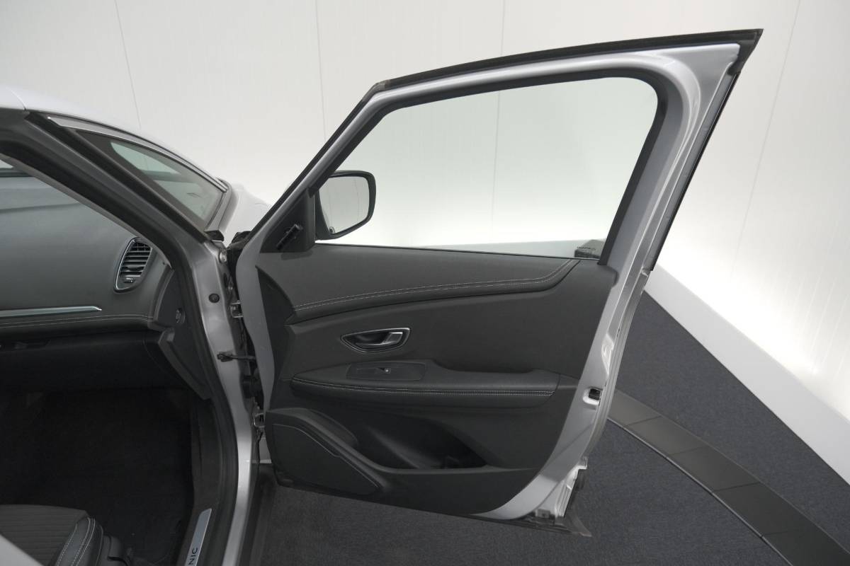 Renault Scénic Renault Scénic TCe 140 Intens | Trekhaak | Camera | Panoramadak | Navigatie