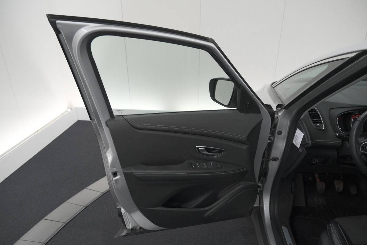 Renault Scénic Renault Scénic TCe 140 Intens | Trekhaak | Camera | Panoramadak | Navigatie