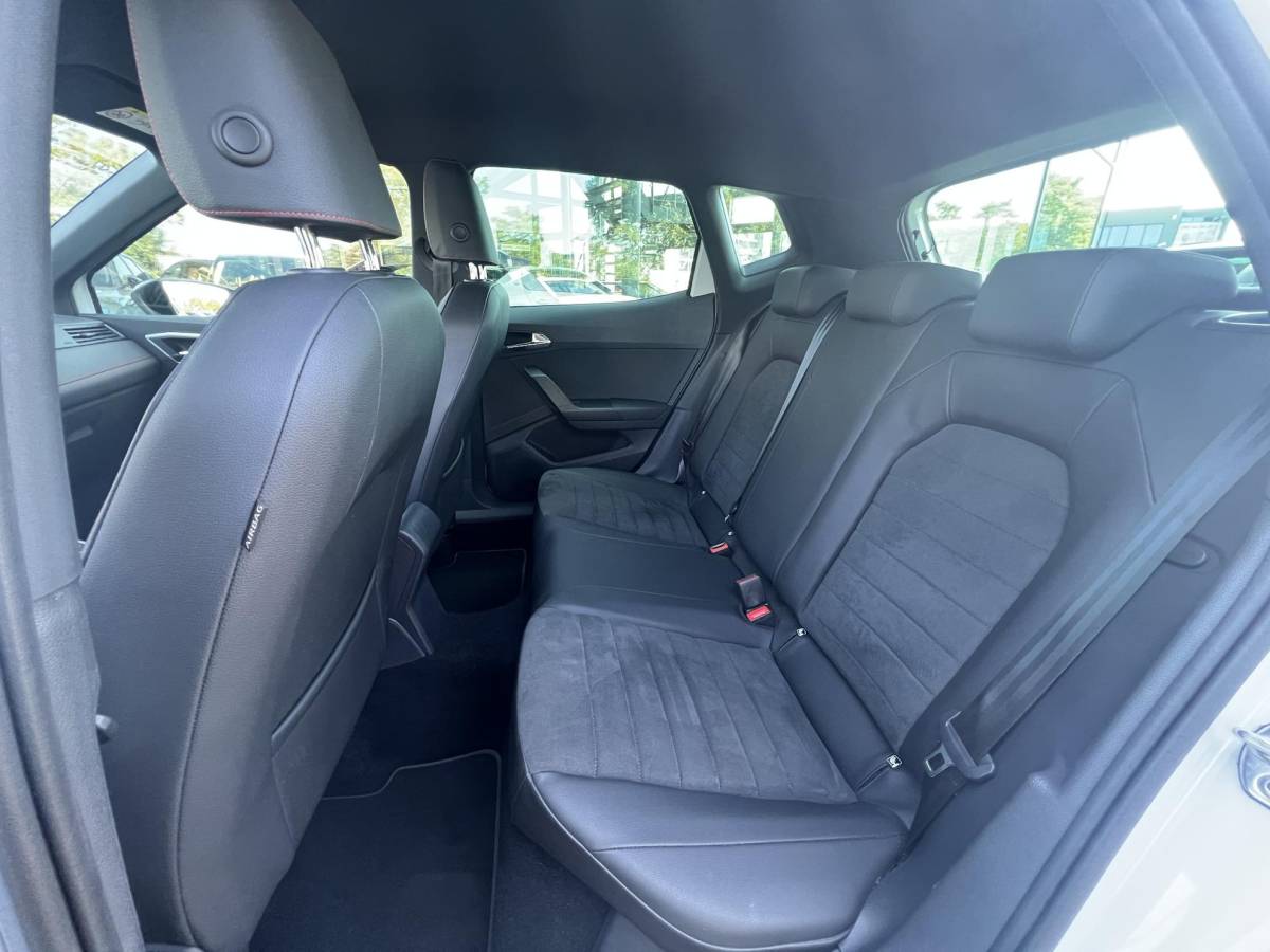 SEAT Arona SEAT Arona 1.0 TSI FR Business Intense AUTOMAAT | TREKHAAK | FULL MAPP NAVIGATIE | ALCANTARA BEKLEDING | A.CAMERA | 1e EIGENAAR | NED. AUTO | APPLE CARPLAI/ANDROID AUTO |