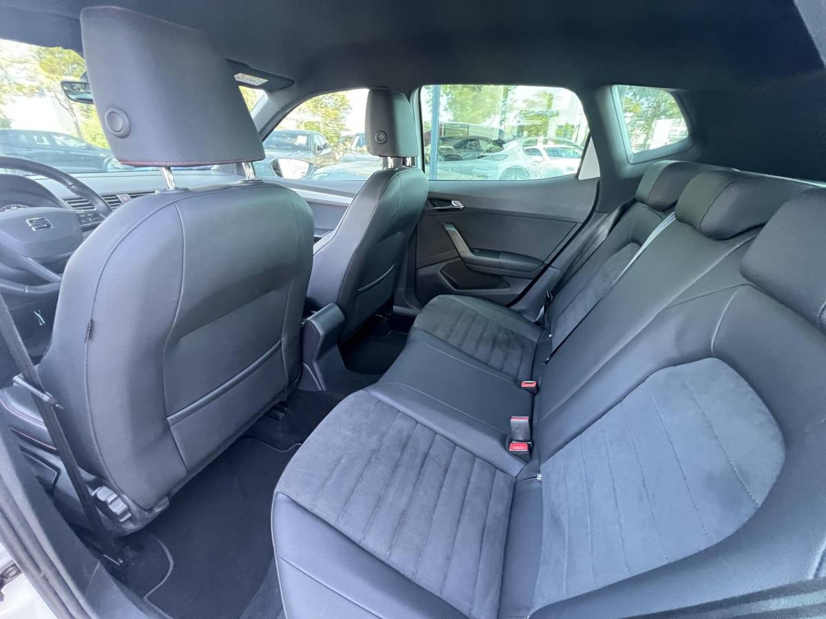 SEAT Arona SEAT Arona 1.0 TSI FR Business Intense AUTOMAAT | TREKHAAK | FULL MAPP NAVIGATIE | ALCANTARA BEKLEDING | A.CAMERA | 1e EIGENAAR | NED. AUTO | APPLE CARPLAI/ANDROID AUTO |
