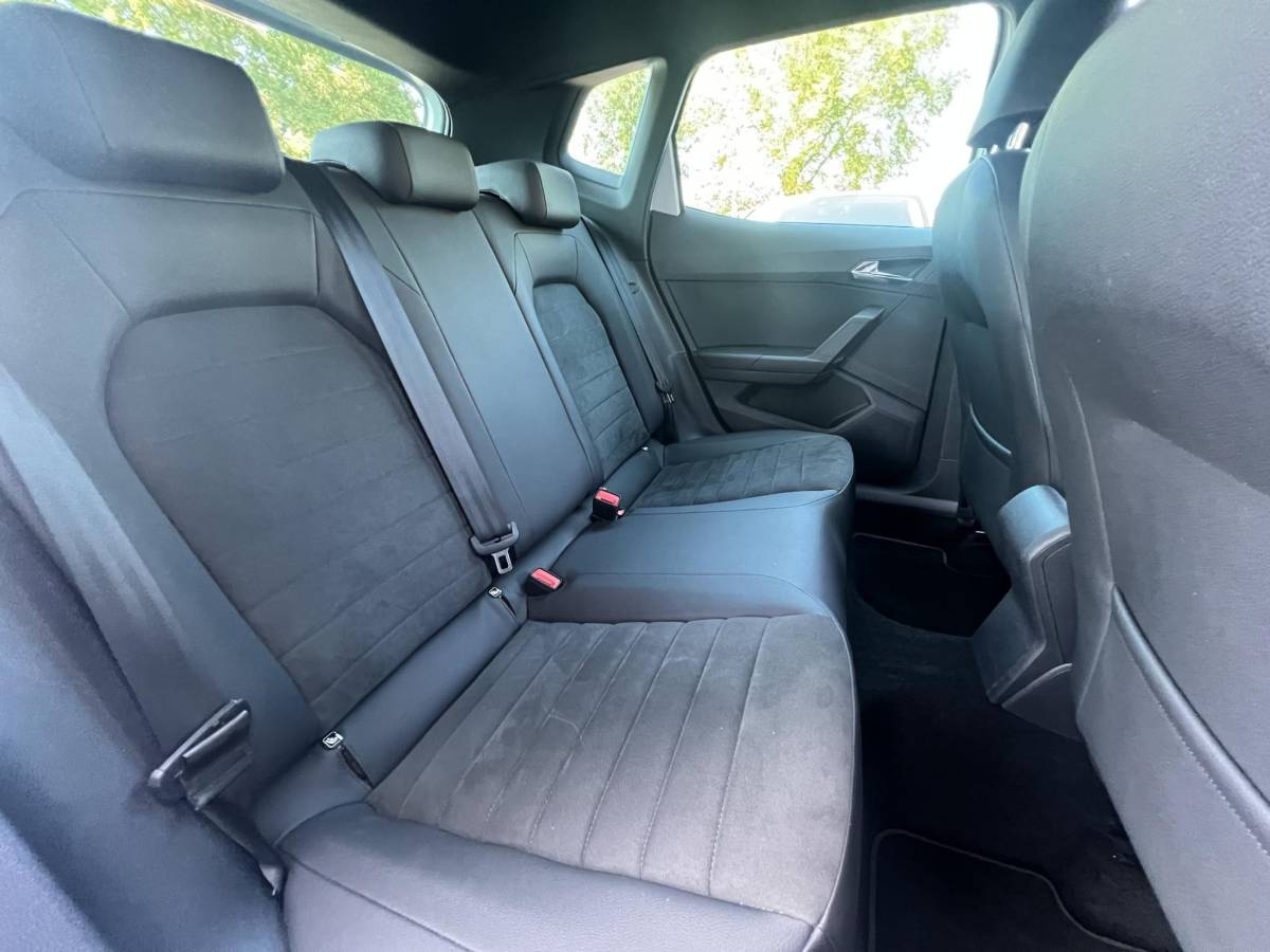 SEAT Arona SEAT Arona 1.0 TSI FR Business Intense AUTOMAAT | TREKHAAK | FULL MAPP NAVIGATIE | ALCANTARA BEKLEDING | A.CAMERA | 1e EIGENAAR | NED. AUTO | APPLE CARPLAI/ANDROID AUTO |