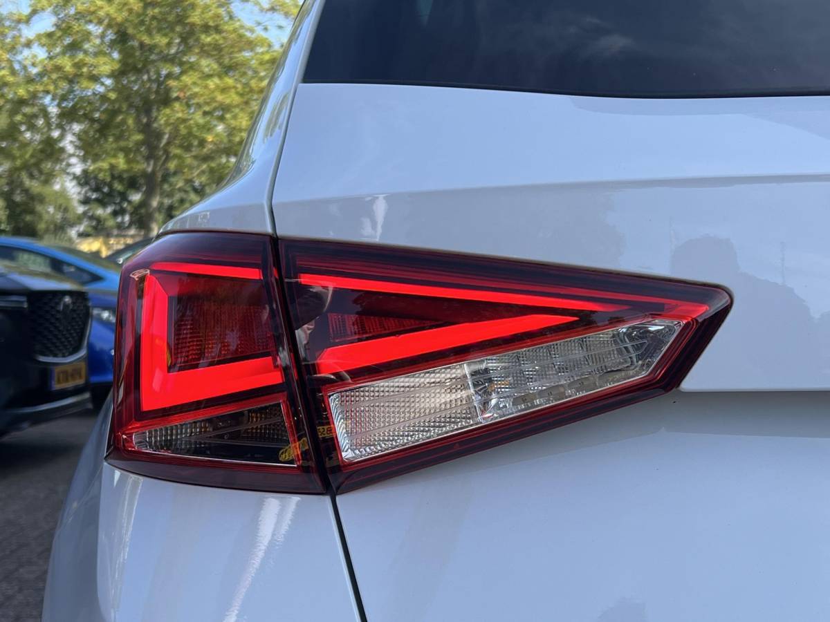 SEAT Arona SEAT Arona 1.0 TSI FR Business Intense AUTOMAAT | TREKHAAK | FULL MAPP NAVIGATIE | ALCANTARA BEKLEDING | A.CAMERA | 1e EIGENAAR | NED. AUTO | APPLE CARPLAI/ANDROID AUTO |
