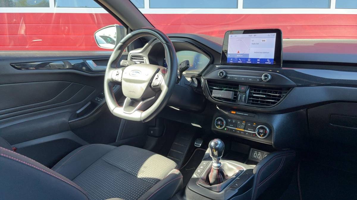 Ford Focus Ford Focus Wagon 1.5 EcoBlue ST Line X Business TREKHAAK / FULL LED / CAMERA / STOELVERW / KEYLESS / STUURVERW / CARPLAY / NL-AUTO