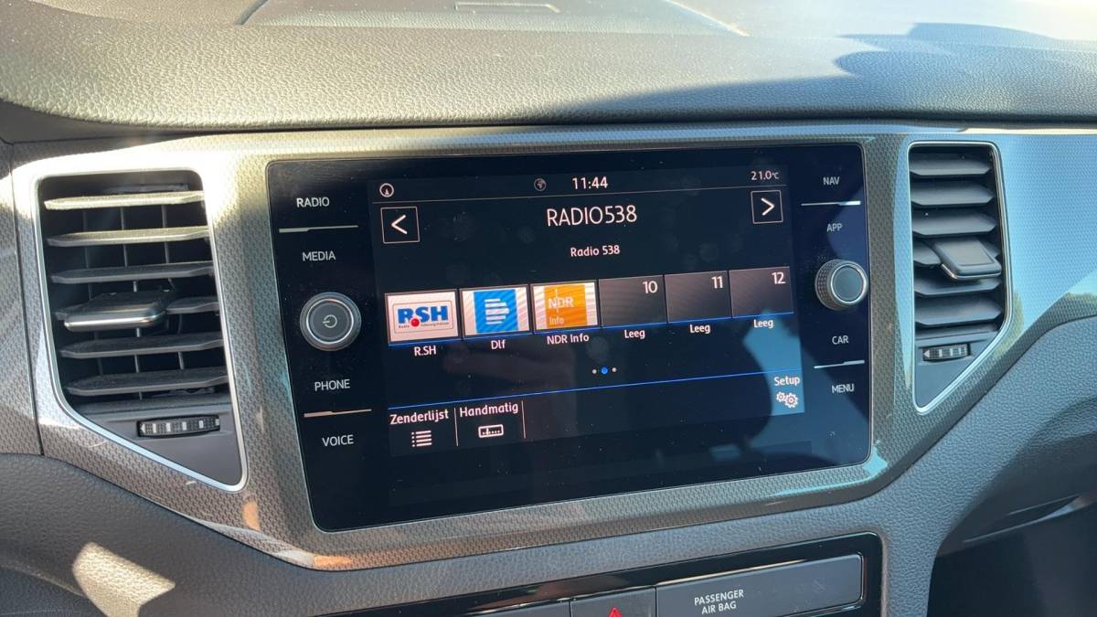 Volkswagen Golf Sportsvan Volkswagen Golf Sportsvan 1.0 TSI Join AUTOMAAT / NAVI / CARPLAY / STOELVERW / STUURVERW / CLIMA / PDC / BLUETOOTH / ACC / DEALER OH