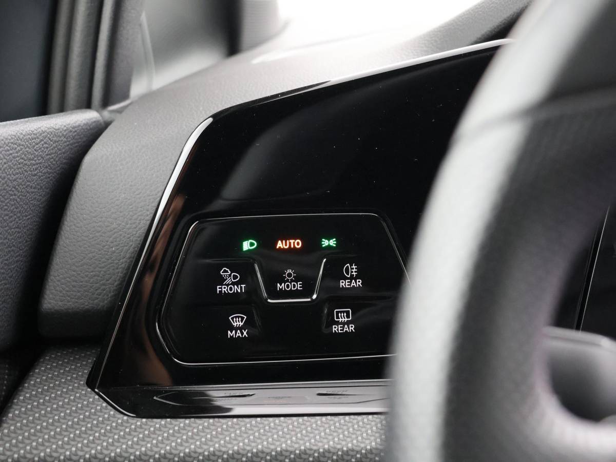 Volkswagen Golf Volkswagen Golf 1.5 eTSI 130pk DSG R-Line · Apple/Android Car Play · P-Sensoren · Navigatie · Sfeerverlichting · 17 Inch · Garantie t/m 12-02-2028 of 100.000km