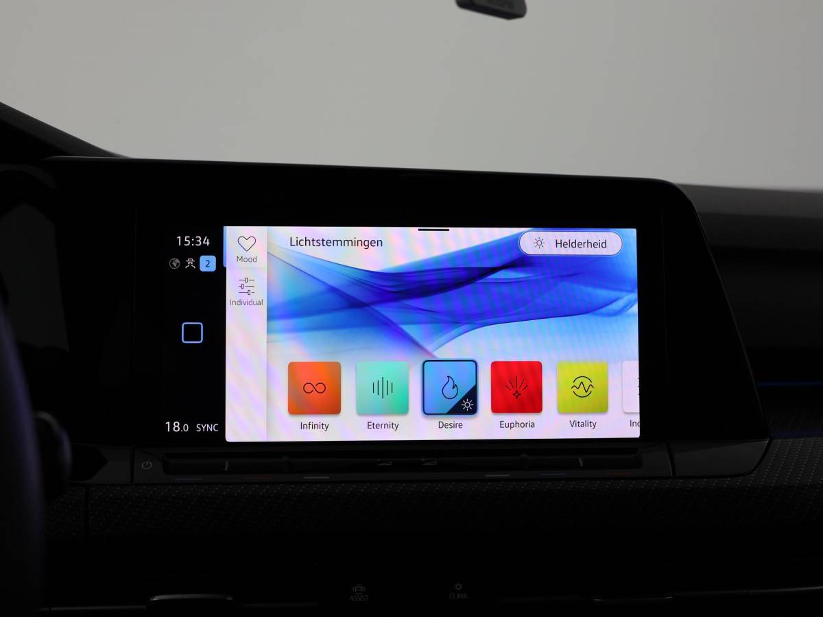 Volkswagen Golf Volkswagen Golf 1.5 eTSI 130pk DSG R-Line · Apple/Android Car Play · P-Sensoren · Navigatie · Sfeerverlichting · 17 Inch · Garantie t/m 12-02-2028 of 100.000km