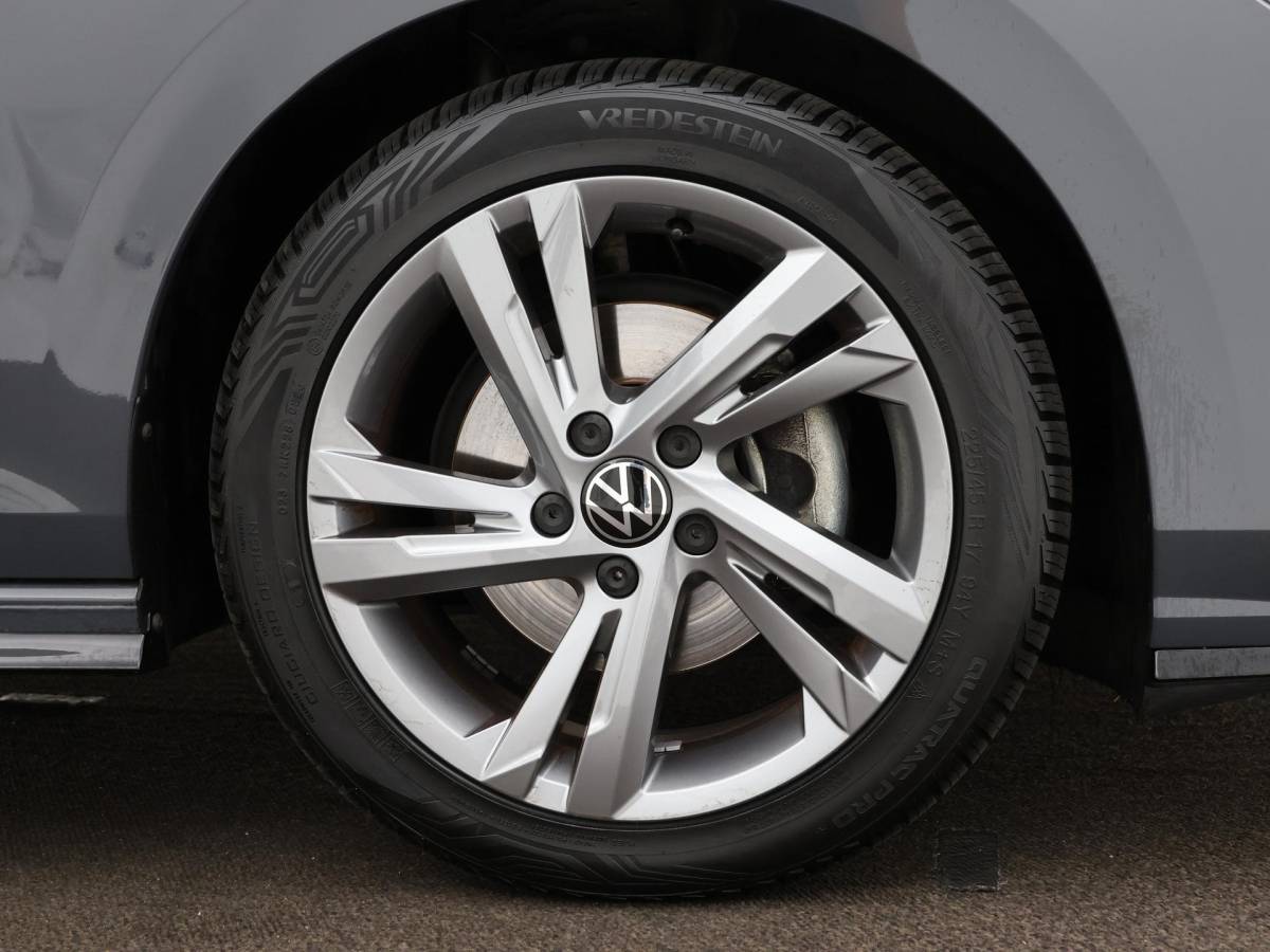 Volkswagen Golf Volkswagen Golf 1.5 eTSI 130pk DSG R-Line · Apple/Android Car Play · P-Sensoren · Navigatie · Sfeerverlichting · 17 Inch · Garantie t/m 12-02-2028 of 100.000km