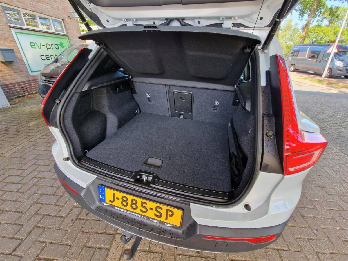 Volvo XC40 Volvo XC40 2.0 T4 Momentum Pro|ACC|Carplay|Harman Kardon|Camera|Trekhaak|191PK|