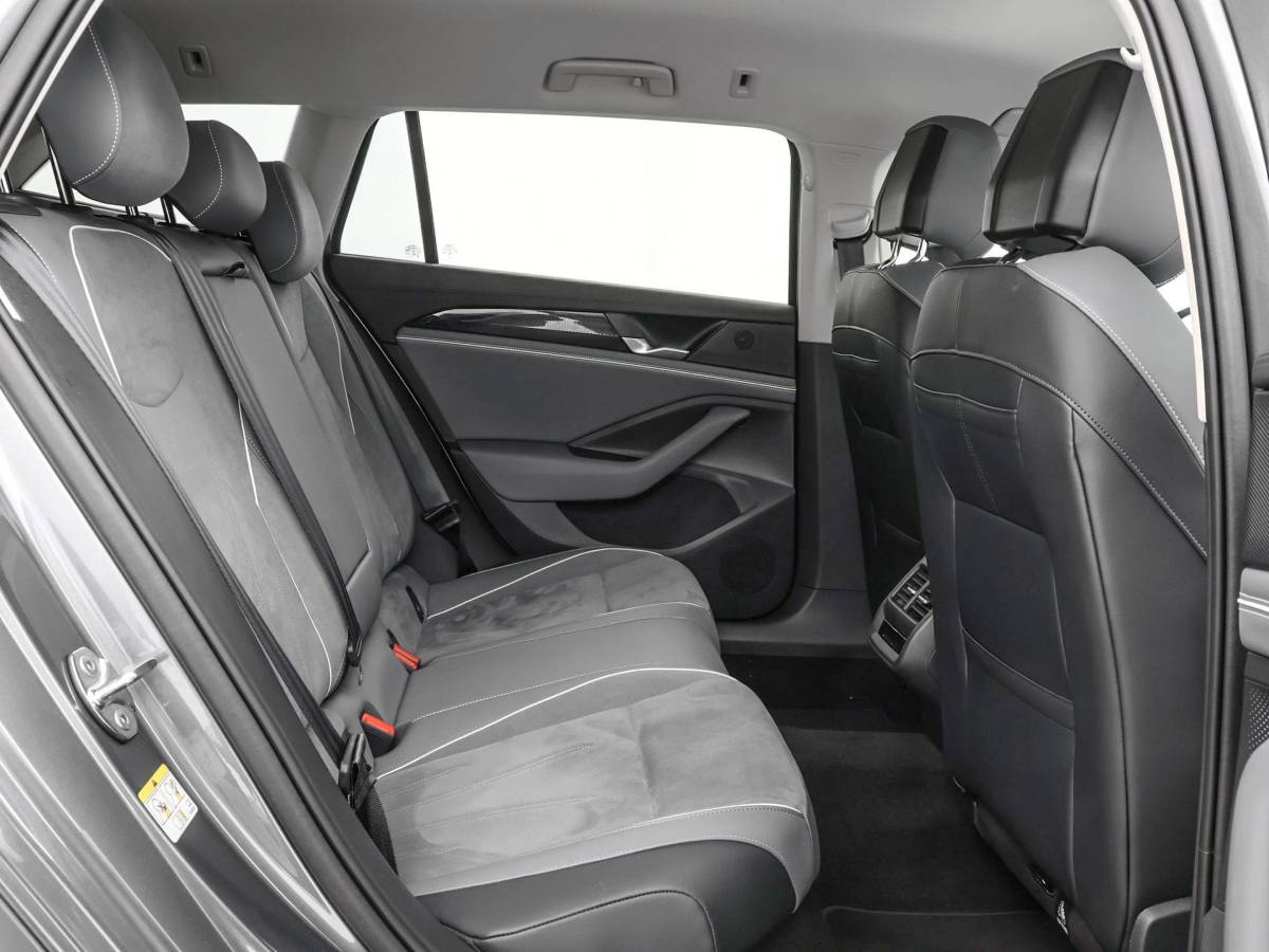 Volkswagen Passat Volkswagen Passat Variant 1.5 eTSI 150pk DSG Elegance Business · Camera · Wegklapbare Trekhaak · Apple/Android Car Play · Dodehoeksensoren · P-Sensoren · 17” Inch · Garantie t/m 18-06-2028 of 100.000