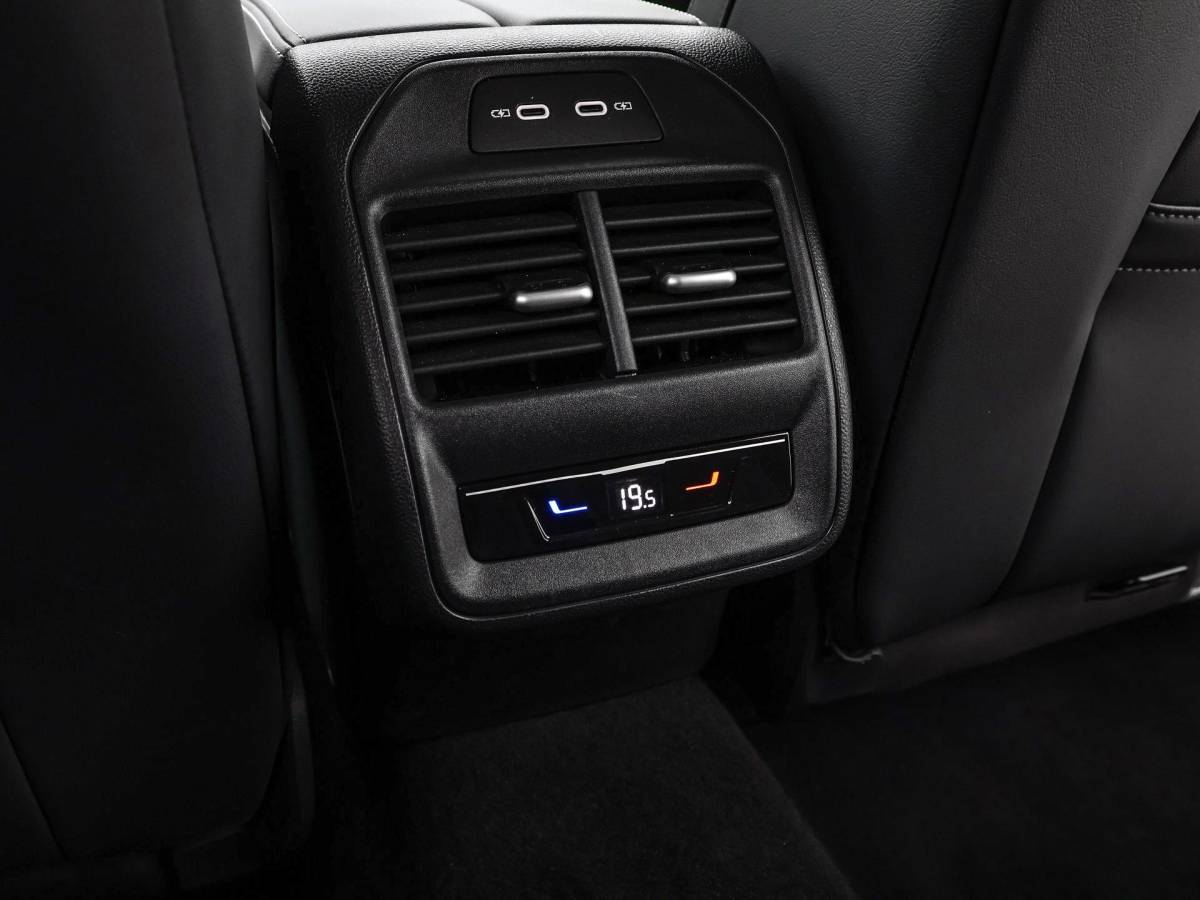 Volkswagen Passat Volkswagen Passat Variant 1.5 eTSI 150pk DSG Elegance Business · Camera · Wegklapbare Trekhaak · Apple/Android Car Play · Dodehoeksensoren · P-Sensoren · 17” Inch · Garantie t/m 18-06-2028 of 100.000