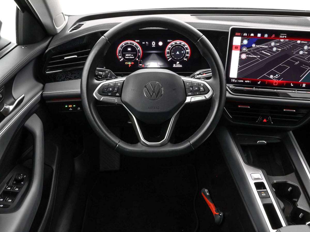 Volkswagen Passat Volkswagen Passat Variant 1.5 eTSI 150pk DSG Elegance Business · Camera · Wegklapbare Trekhaak · Apple/Android Car Play · Dodehoeksensoren · P-Sensoren · 17” Inch · Garantie t/m 18-06-2028 of 100.000