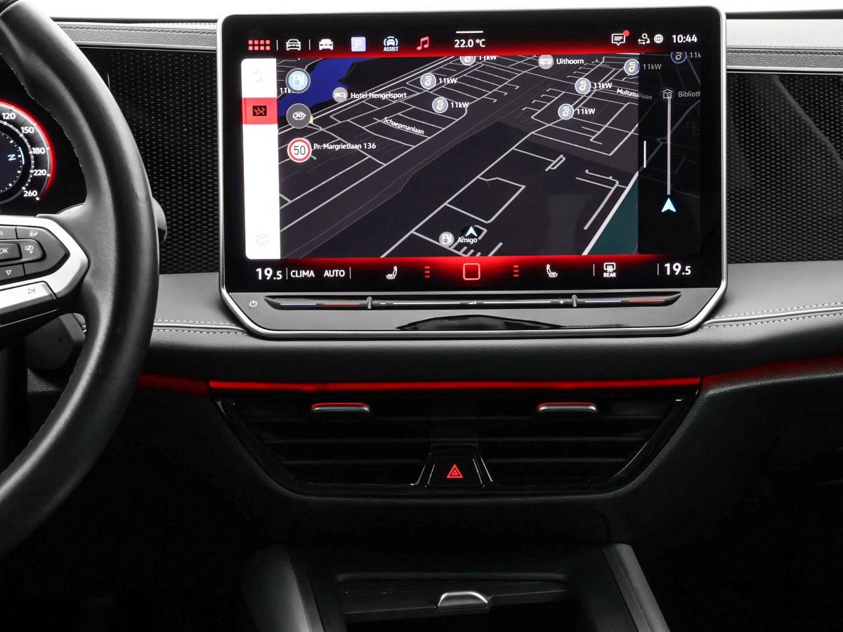Volkswagen Passat Volkswagen Passat Variant 1.5 eTSI 150pk DSG Elegance Business · Camera · Wegklapbare Trekhaak · Apple/Android Car Play · Dodehoeksensoren · P-Sensoren · 17” Inch · Garantie t/m 18-06-2028 of 100.000
