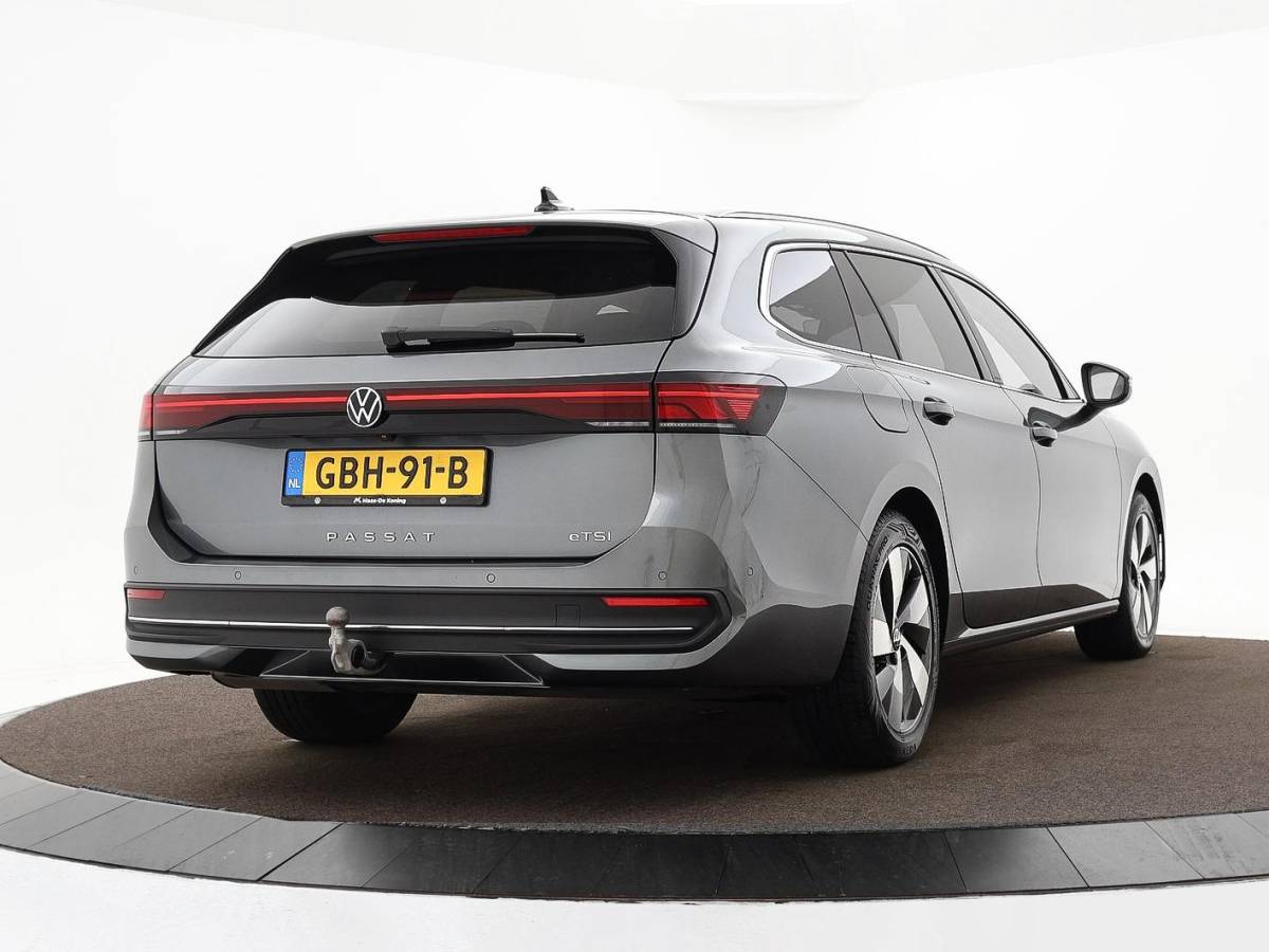 Volkswagen Passat Volkswagen Passat Variant 1.5 eTSI 150pk DSG Elegance Business · Camera · Wegklapbare Trekhaak · Apple/Android Car Play · Dodehoeksensoren · P-Sensoren · 17” Inch · Garantie t/m 18-06-2028 of 100.000