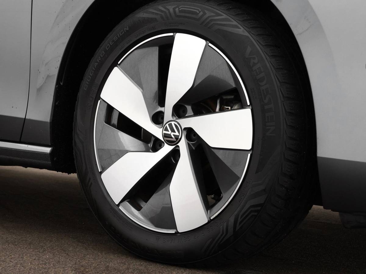 Volkswagen Passat Volkswagen Passat Variant 1.5 eTSI 150pk DSG Elegance Business · Camera · Wegklapbare Trekhaak · Apple/Android Car Play · Dodehoeksensoren · P-Sensoren · 17” Inch · Garantie t/m 18-06-2028 of 100.000