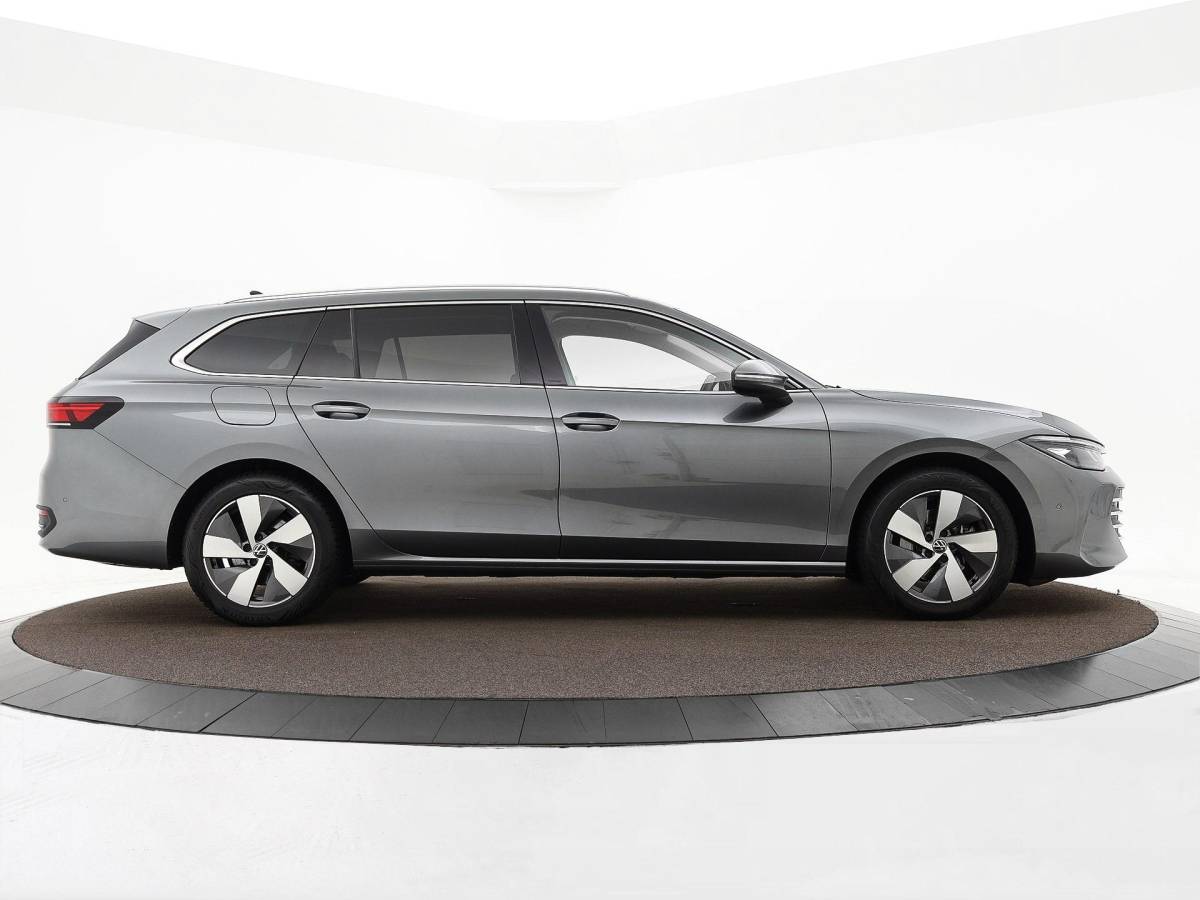 Volkswagen Passat Volkswagen Passat Variant 1.5 eTSI 150pk DSG Elegance Business · Camera · Wegklapbare Trekhaak · Apple/Android Car Play · Dodehoeksensoren · P-Sensoren · 17” Inch · Garantie t/m 18-06-2028 of 100.000