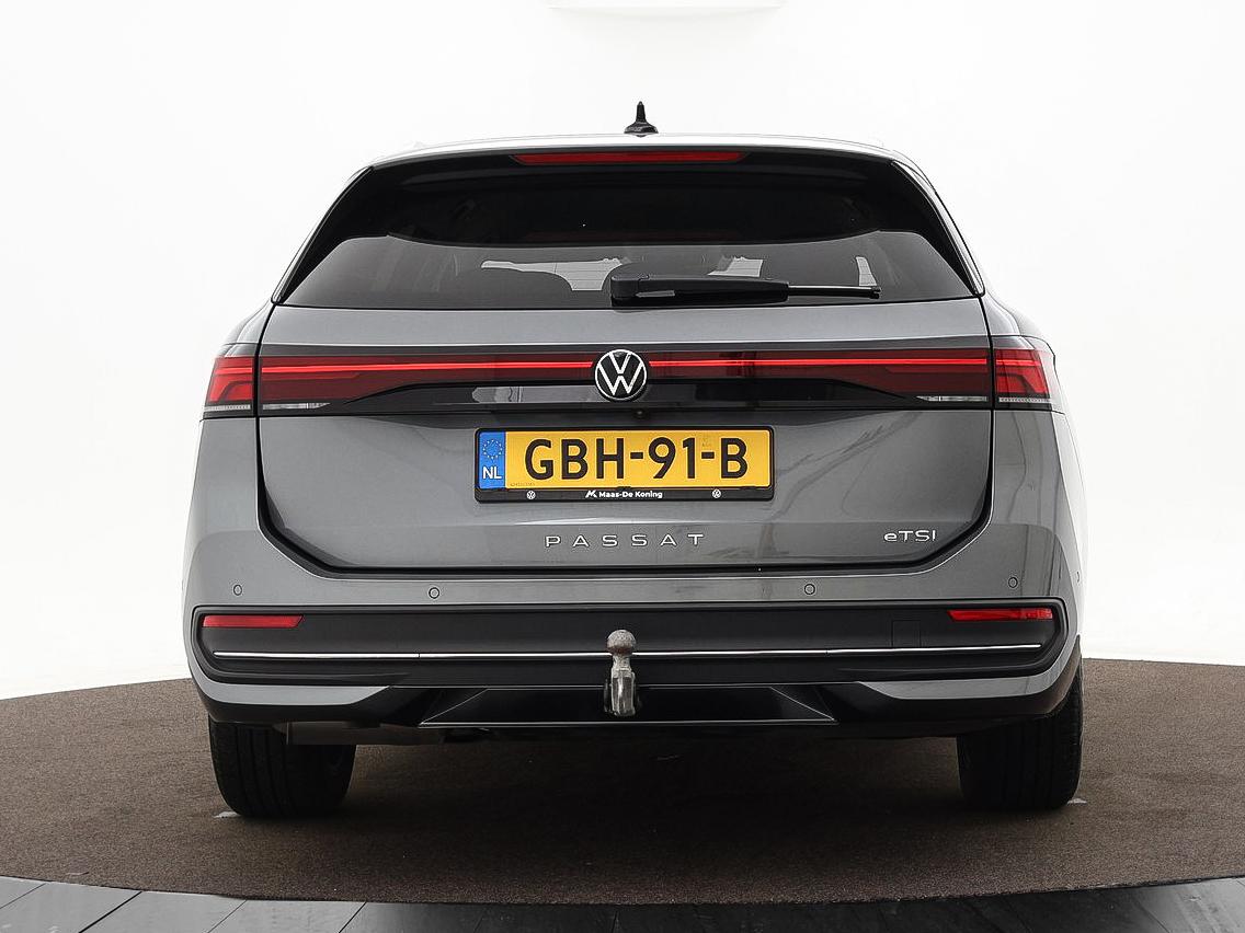 Volkswagen Passat Volkswagen Passat Variant 1.5 eTSI 150pk DSG Elegance Business · Camera · Wegklapbare Trekhaak · Apple/Android Car Play · Dodehoeksensoren · P-Sensoren · 17” Inch · Garantie t/m 18-06-2028 of 100.000