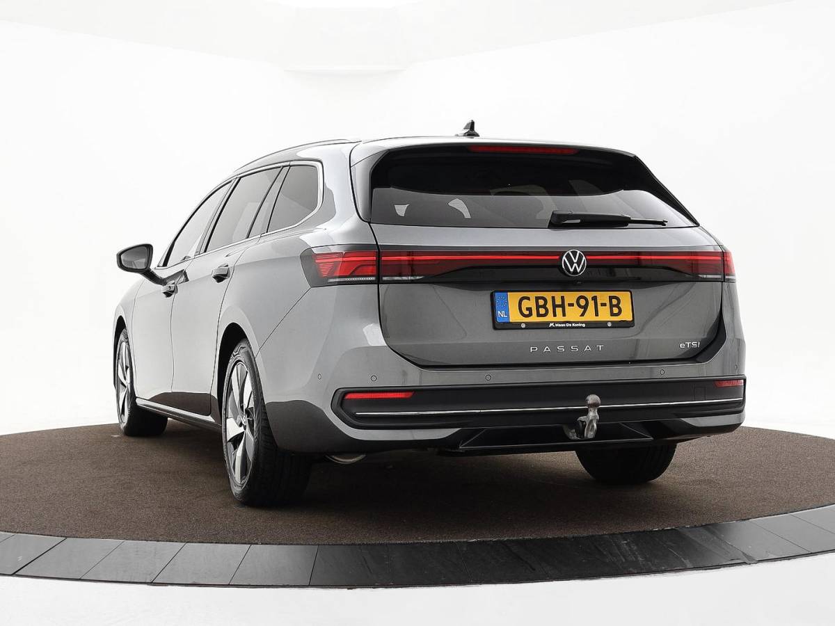 Volkswagen Passat Volkswagen Passat Variant 1.5 eTSI 150pk DSG Elegance Business · Camera · Wegklapbare Trekhaak · Apple/Android Car Play · Dodehoeksensoren · P-Sensoren · 17” Inch · Garantie t/m 18-06-2028 of 100.000