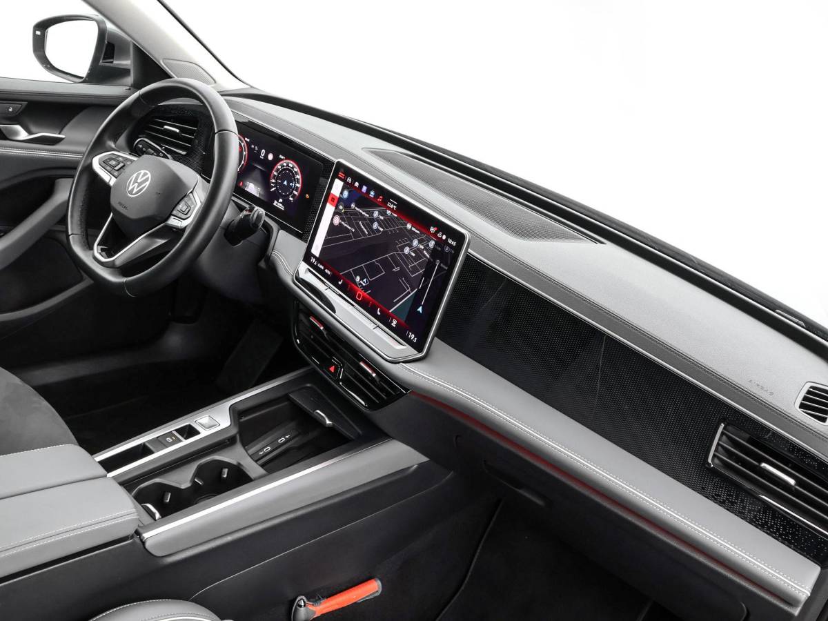 Volkswagen Passat Volkswagen Passat Variant 1.5 eTSI 150pk DSG Elegance Business · Camera · Wegklapbare Trekhaak · Apple/Android Car Play · Dodehoeksensoren · P-Sensoren · 17” Inch · Garantie t/m 18-06-2028 of 100.000
