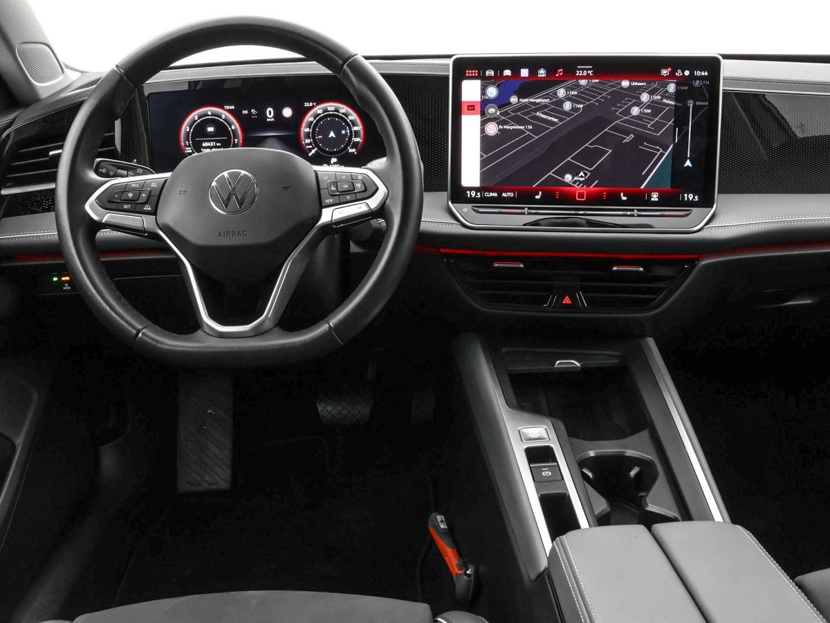 Volkswagen Passat Volkswagen Passat Variant 1.5 eTSI 150pk DSG Elegance Business · Camera · Wegklapbare Trekhaak · Apple/Android Car Play · Dodehoeksensoren · P-Sensoren · 17” Inch · Garantie t/m 18-06-2028 of 100.000