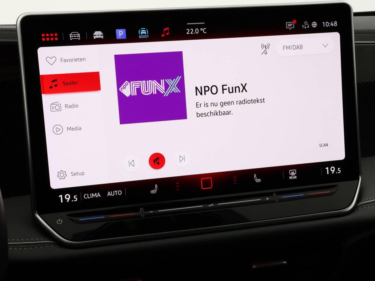 Volkswagen Passat Volkswagen Passat Variant 1.5 eTSI 150pk DSG Elegance Business · Camera · Wegklapbare Trekhaak · Apple/Android Car Play · Dodehoeksensoren · P-Sensoren · 17” Inch · Garantie t/m 18-06-2028 of 100.000