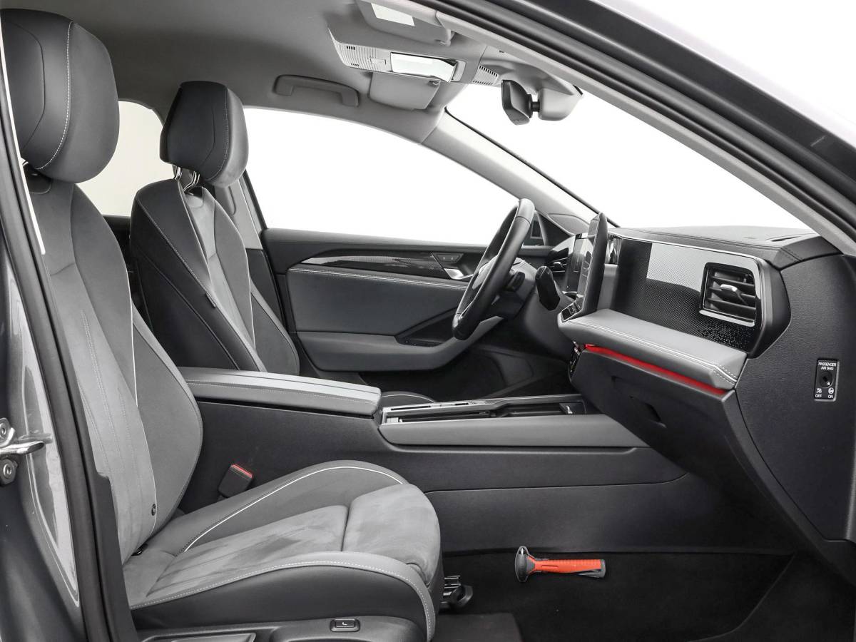 Volkswagen Passat Volkswagen Passat Variant 1.5 eTSI 150pk DSG Elegance Business · Camera · Wegklapbare Trekhaak · Apple/Android Car Play · Dodehoeksensoren · P-Sensoren · 17” Inch · Garantie t/m 18-06-2028 of 100.000