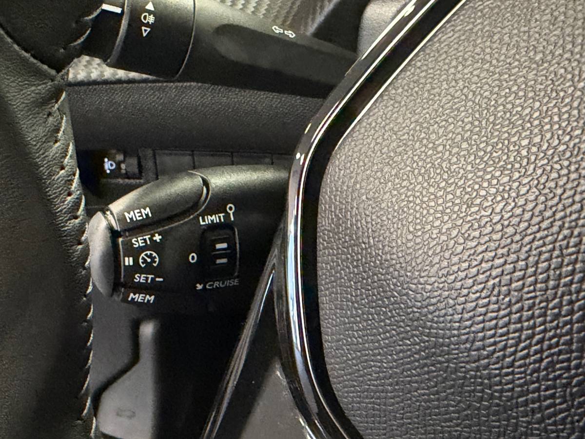 Peugeot 2008 Peugeot 2008 1.2 PureTech 100 Allure*Nardo-Gray*Airco*Cruise-Control*PDC*Xenon*