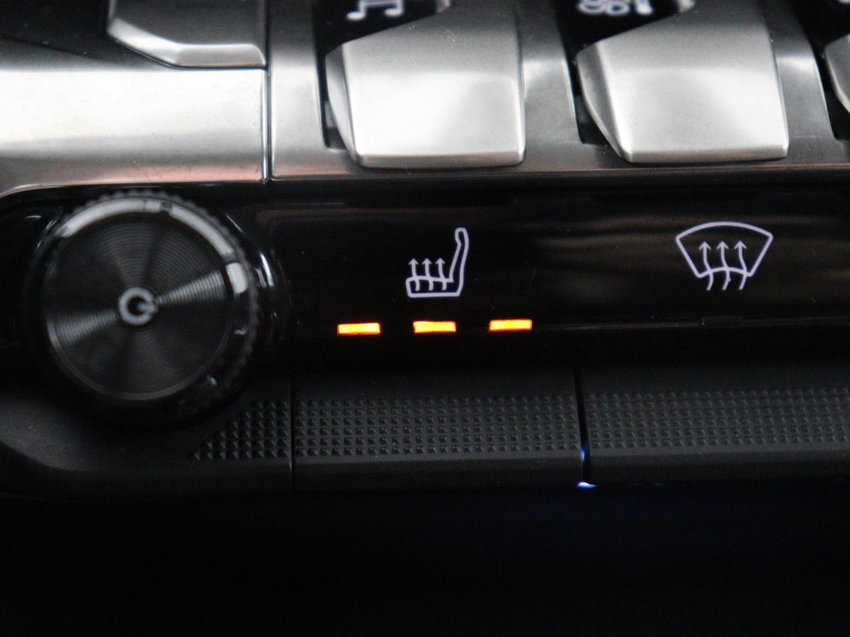 Peugeot 3008 Peugeot 3008 1.6 HYbrid 225 Allure Pack Business | SOH 87,4% | Half leder | Stoelverwarming | Carplay | Navigatie | Camera | Park assist | Climate control | Virtueel dashboard | Trekhaak