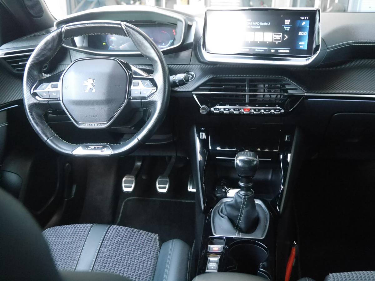 Peugeot 2008 Peugeot 2008 1.2 PureTech GT | 130PK | Afneembare trekhaak | Zwart dak | Getint glas | 17inch velgen | Full-LED | Dealer onderhouden | Navigatie | Keyless entry en start