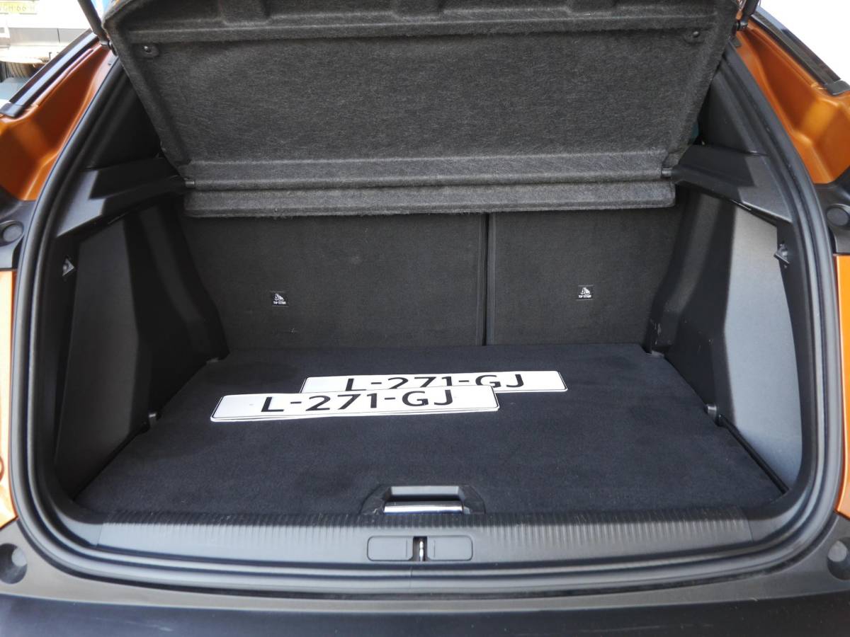 Peugeot 2008 Peugeot 2008 1.2 PureTech GT | 130PK | Afneembare trekhaak | Zwart dak | Getint glas | 17inch velgen | Full-LED | Dealer onderhouden | Navigatie | Keyless entry en start