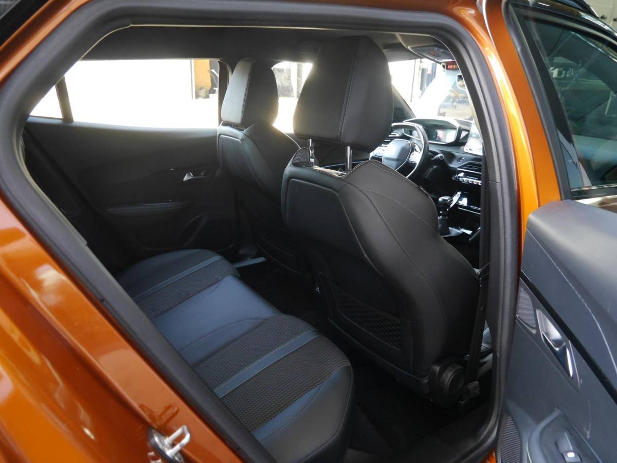 Peugeot 2008 Peugeot 2008 1.2 PureTech GT | 130PK | Afneembare trekhaak | Zwart dak | Getint glas | 17inch velgen | Full-LED | Dealer onderhouden | Navigatie | Keyless entry en start