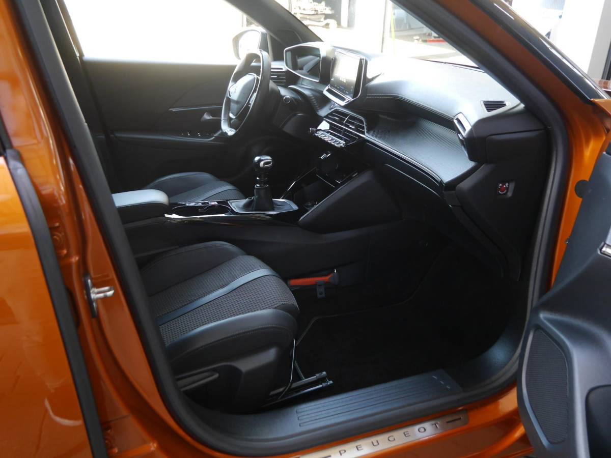 Peugeot 2008 Peugeot 2008 1.2 PureTech GT | 130PK | Afneembare trekhaak | Zwart dak | Getint glas | 17inch velgen | Full-LED | Dealer onderhouden | Navigatie | Keyless entry en start