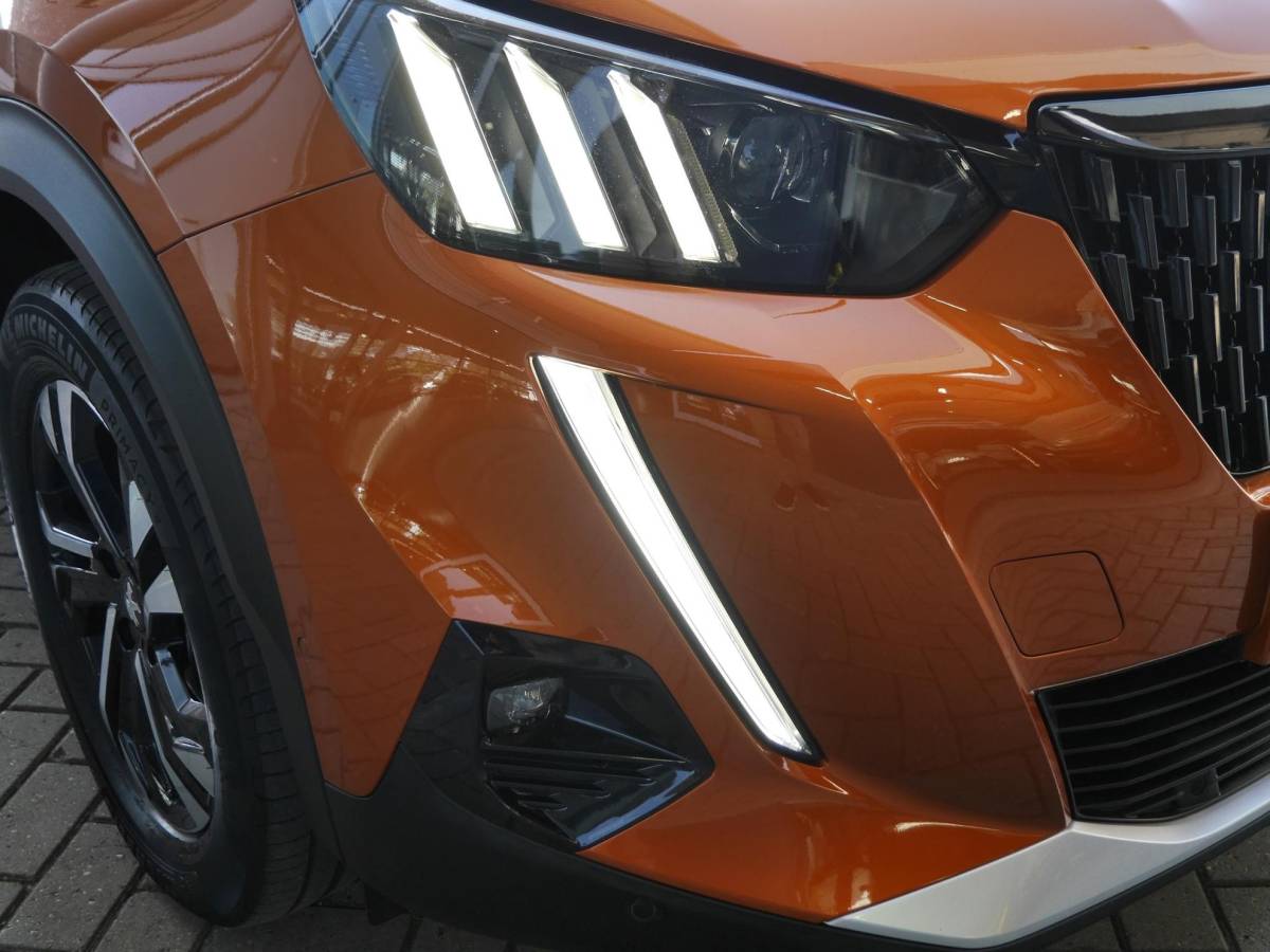 Peugeot 2008 Peugeot 2008 1.2 PureTech GT | 130PK | Afneembare trekhaak | Zwart dak | Getint glas | 17inch velgen | Full-LED | Dealer onderhouden | Navigatie | Keyless entry en start