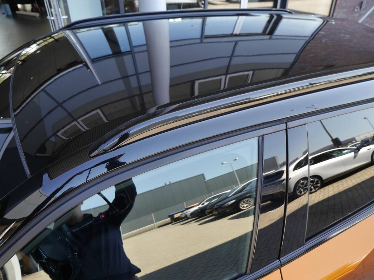 Peugeot 2008 Peugeot 2008 1.2 PureTech GT | 130PK | Afneembare trekhaak | Zwart dak | Getint glas | 17inch velgen | Full-LED | Dealer onderhouden | Navigatie | Keyless entry en start