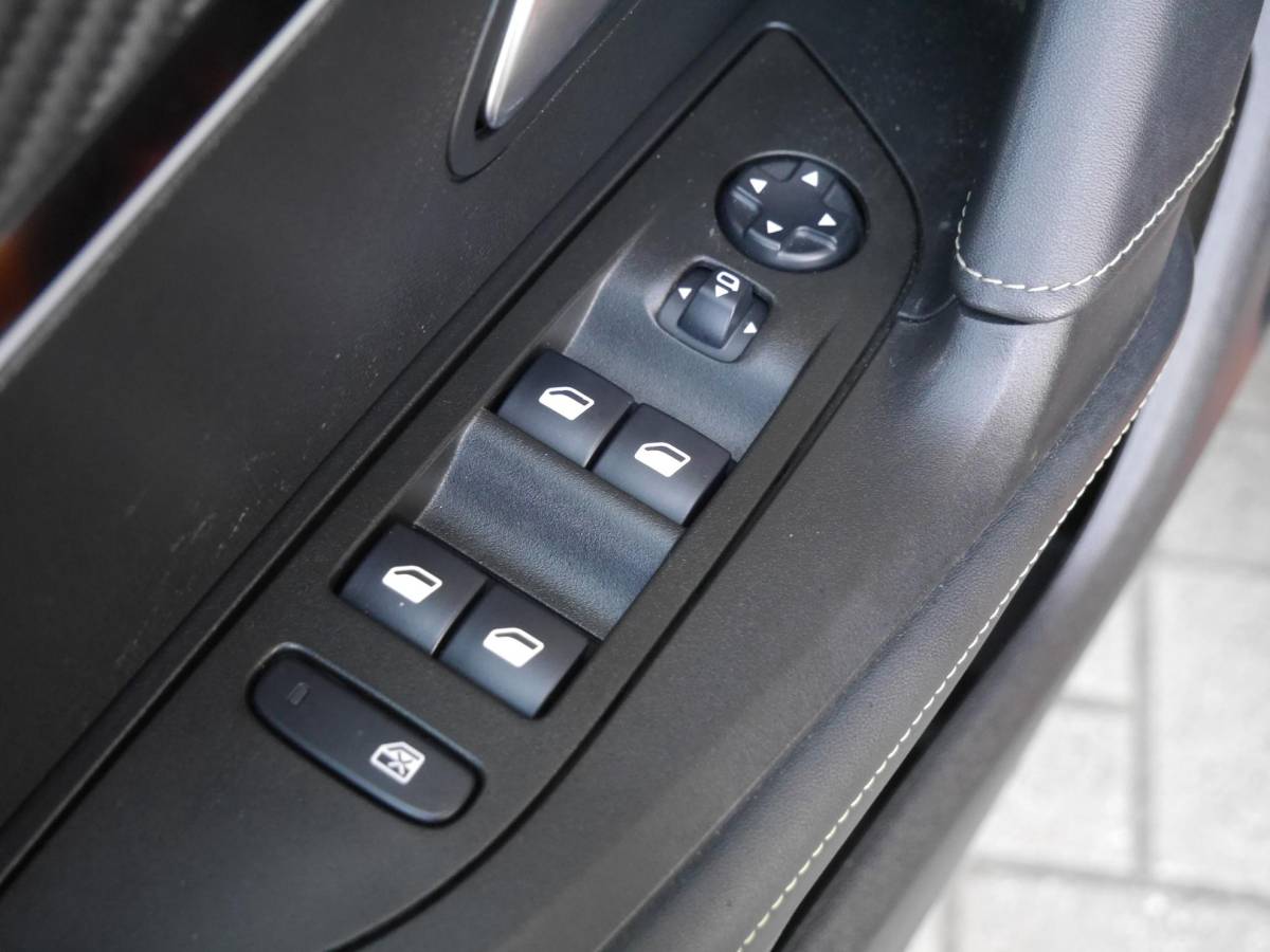 Peugeot 2008 Peugeot 2008 1.2 PureTech GT | 130PK | Afneembare trekhaak | Zwart dak | Getint glas | 17inch velgen | Full-LED | Dealer onderhouden | Navigatie | Keyless entry en start
