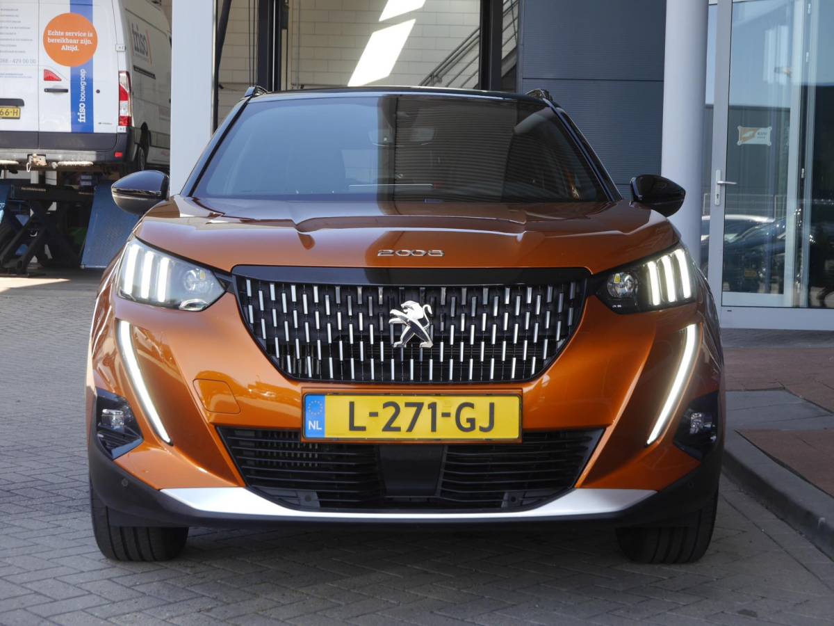Peugeot 2008 Peugeot 2008 1.2 PureTech GT | 130PK | Afneembare trekhaak | Zwart dak | Getint glas | 17inch velgen | Full-LED | Dealer onderhouden | Navigatie | Keyless entry en start