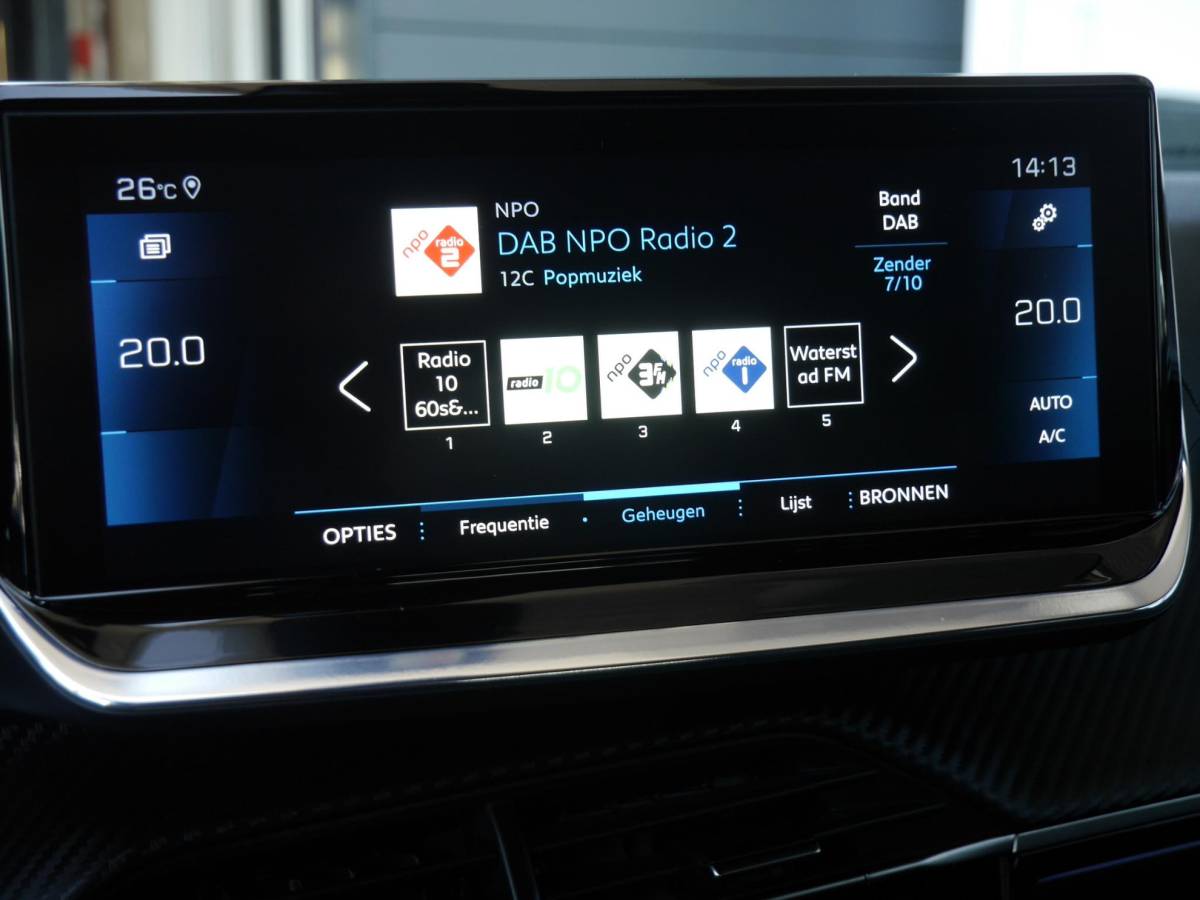 Peugeot 2008 Peugeot 2008 1.2 PureTech GT | 130PK | Afneembare trekhaak | Zwart dak | Getint glas | 17inch velgen | Full-LED | Dealer onderhouden | Navigatie | Keyless entry en start
