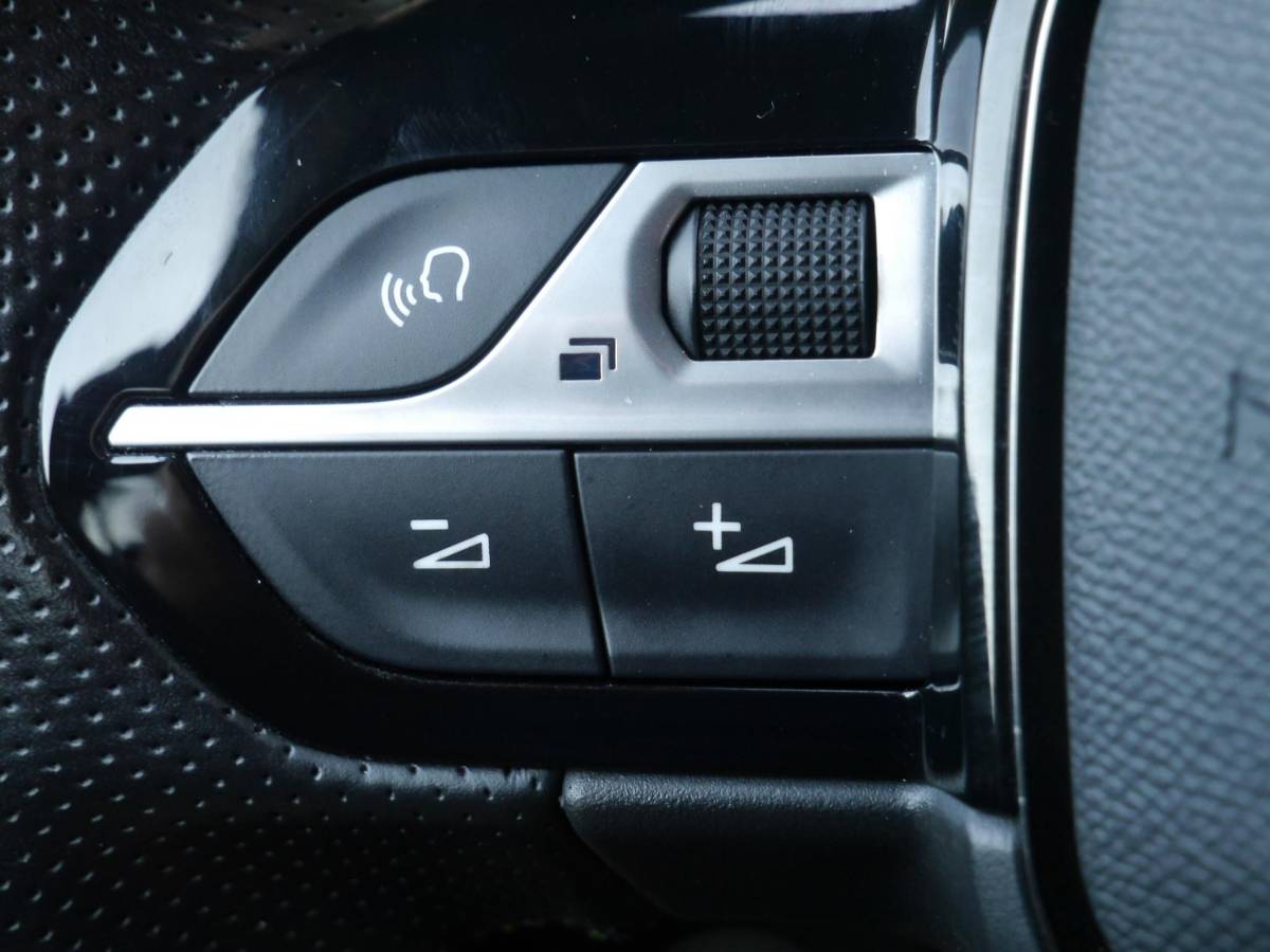 Peugeot 2008 Peugeot 2008 1.2 PureTech GT | 130PK | Afneembare trekhaak | Zwart dak | Getint glas | 17inch velgen | Full-LED | Dealer onderhouden | Navigatie | Keyless entry en start