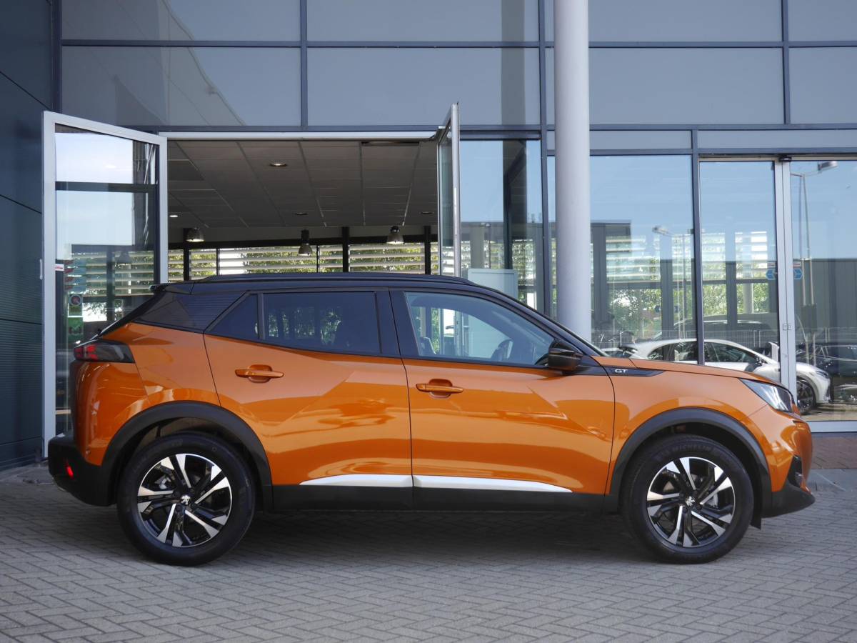 Peugeot 2008 Peugeot 2008 1.2 PureTech GT | 130PK | Afneembare trekhaak | Zwart dak | Getint glas | 17inch velgen | Full-LED | Dealer onderhouden | Navigatie | Keyless entry en start