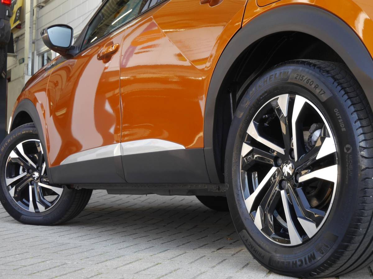 Peugeot 2008 Peugeot 2008 1.2 PureTech GT | 130PK | Afneembare trekhaak | Zwart dak | Getint glas | 17inch velgen | Full-LED | Dealer onderhouden | Navigatie | Keyless entry en start
