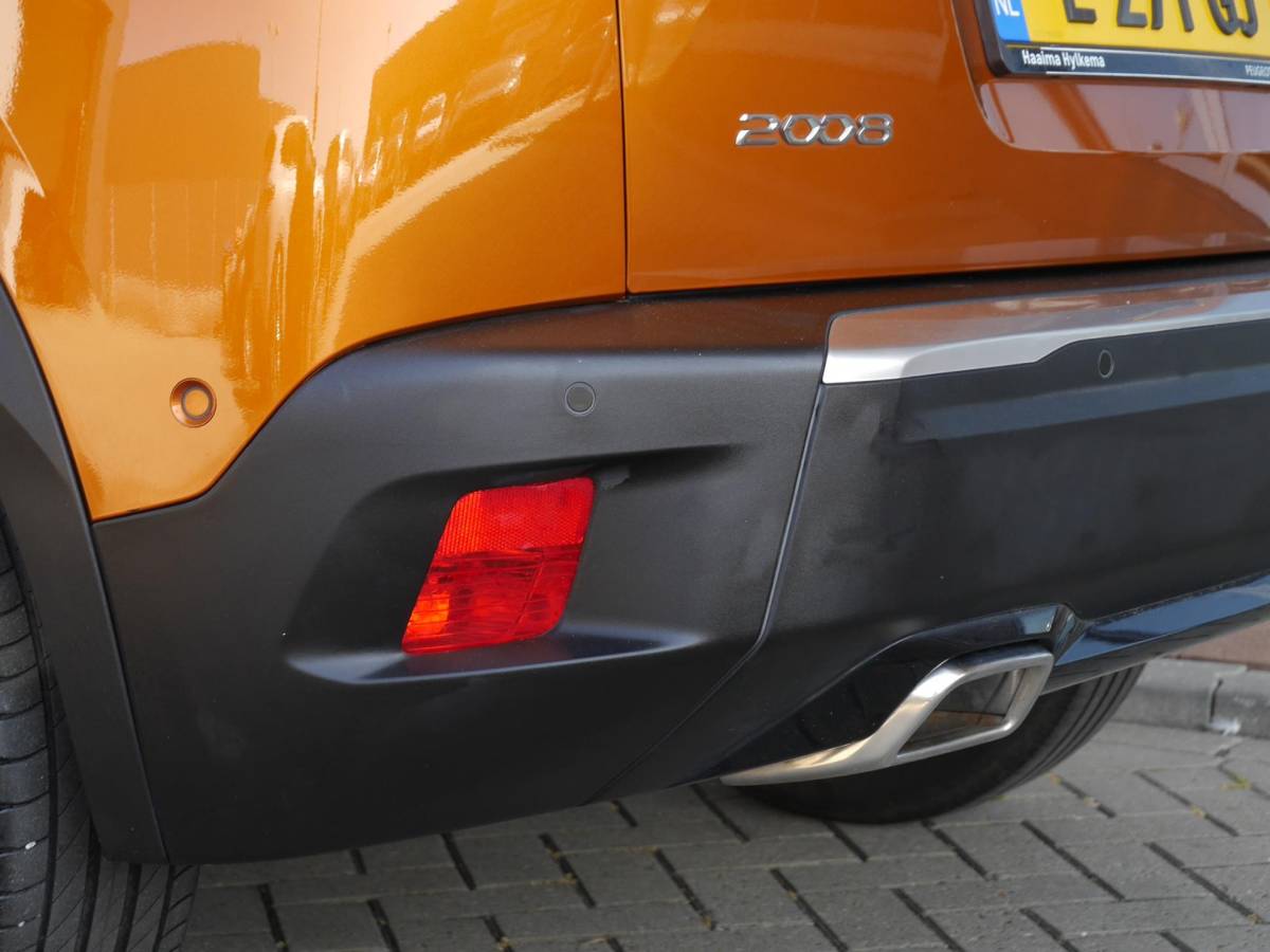 Peugeot 2008 Peugeot 2008 1.2 PureTech GT | 130PK | Afneembare trekhaak | Zwart dak | Getint glas | 17inch velgen | Full-LED | Dealer onderhouden | Navigatie | Keyless entry en start