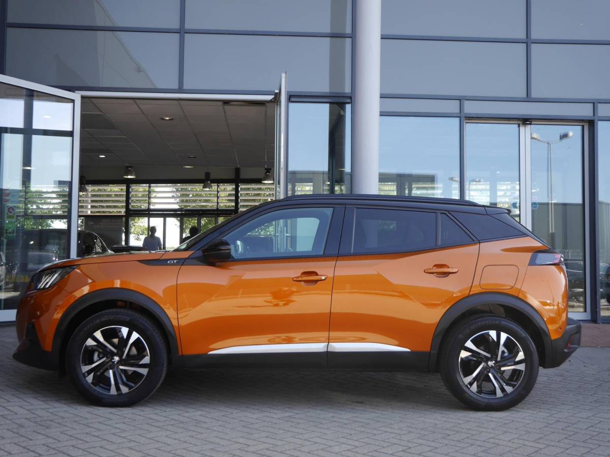 Peugeot 2008 Peugeot 2008 1.2 PureTech GT | 130PK | Afneembare trekhaak | Zwart dak | Getint glas | 17inch velgen | Full-LED | Dealer onderhouden | Navigatie | Keyless entry en start