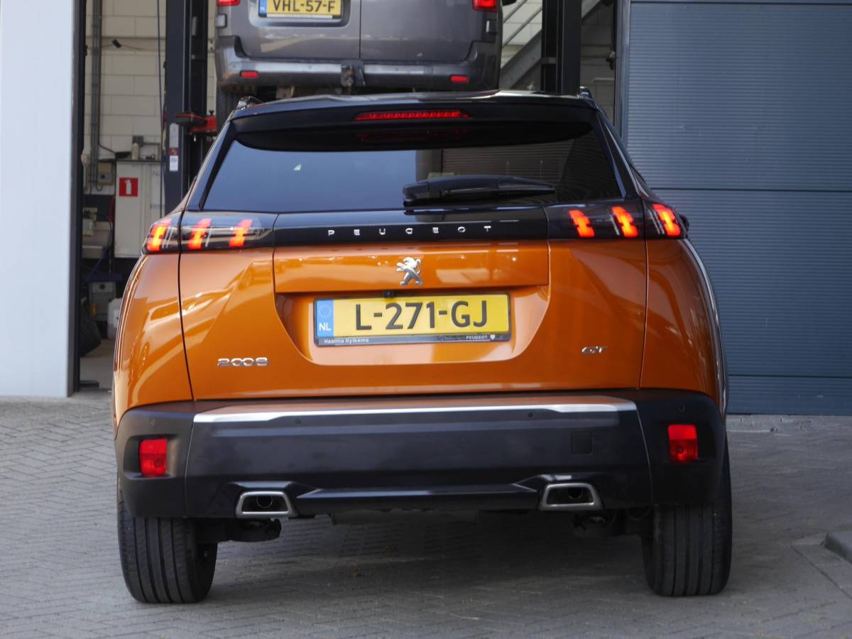 Peugeot 2008 Peugeot 2008 1.2 PureTech GT | 130PK | Afneembare trekhaak | Zwart dak | Getint glas | 17inch velgen | Full-LED | Dealer onderhouden | Navigatie | Keyless entry en start