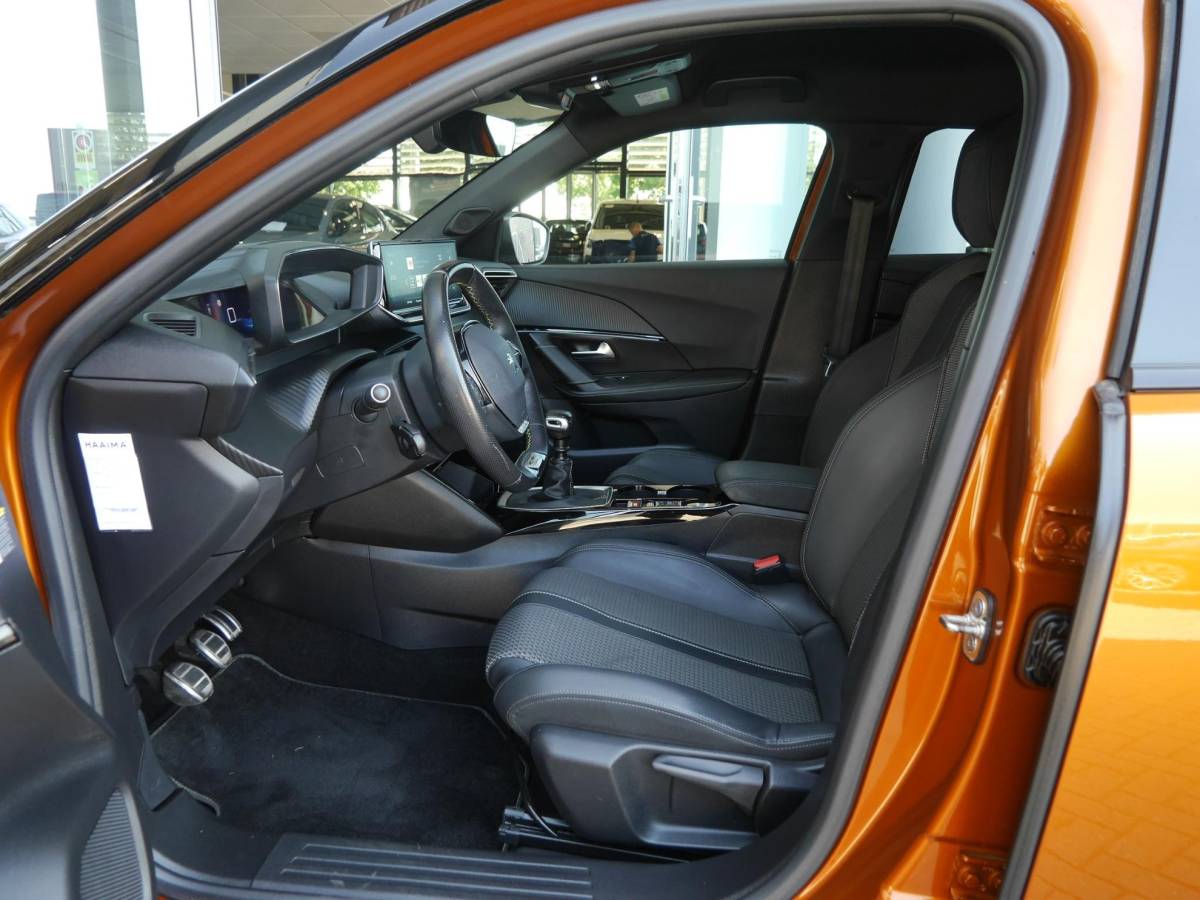 Peugeot 2008 Peugeot 2008 1.2 PureTech GT | 130PK | Afneembare trekhaak | Zwart dak | Getint glas | 17inch velgen | Full-LED | Dealer onderhouden | Navigatie | Keyless entry en start