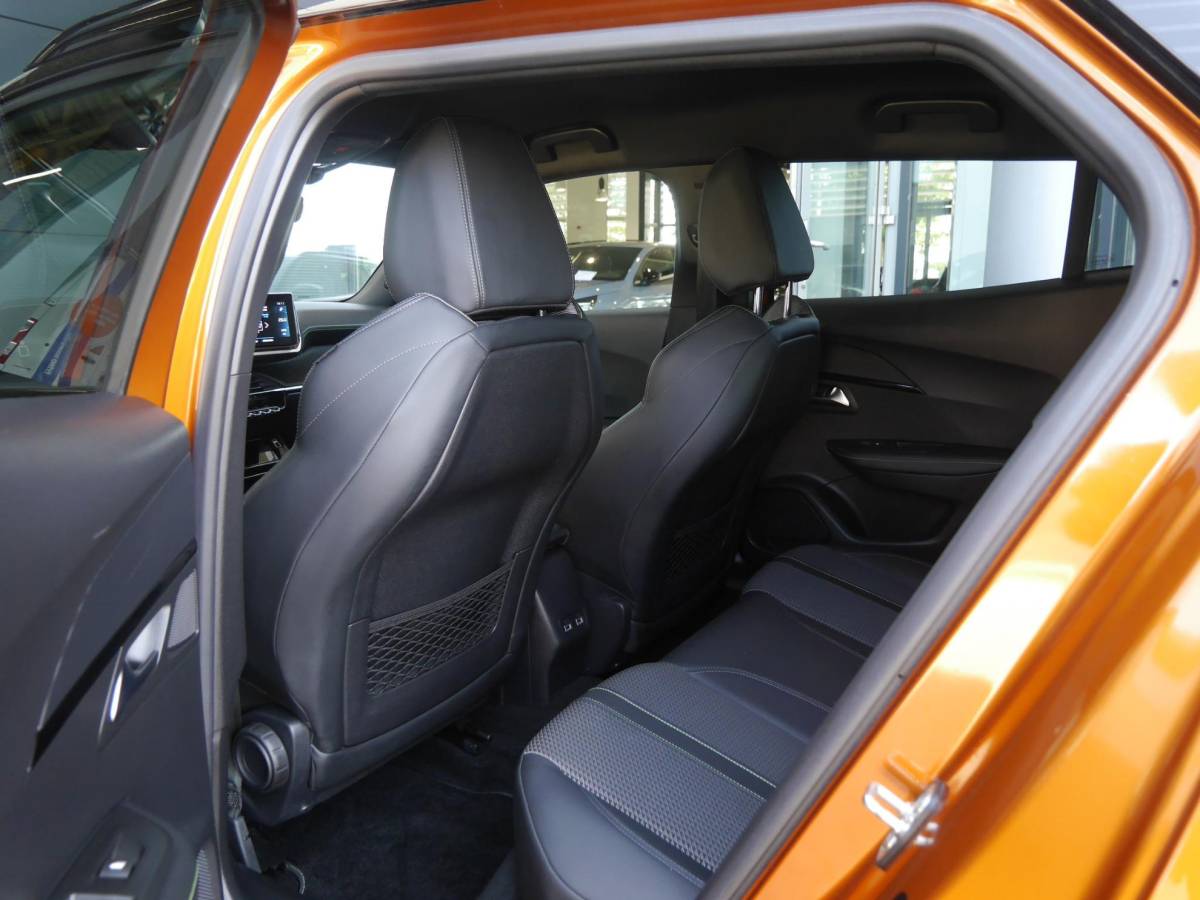 Peugeot 2008 Peugeot 2008 1.2 PureTech GT | 130PK | Afneembare trekhaak | Zwart dak | Getint glas | 17inch velgen | Full-LED | Dealer onderhouden | Navigatie | Keyless entry en start